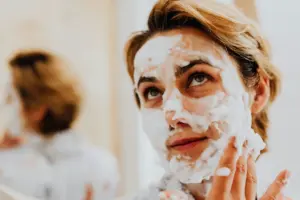 Como realizar una limpieza facial correcta